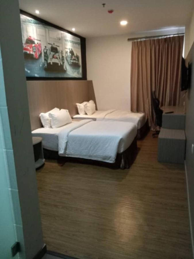 Hype Motorsport Hotel Nilai Exterior foto