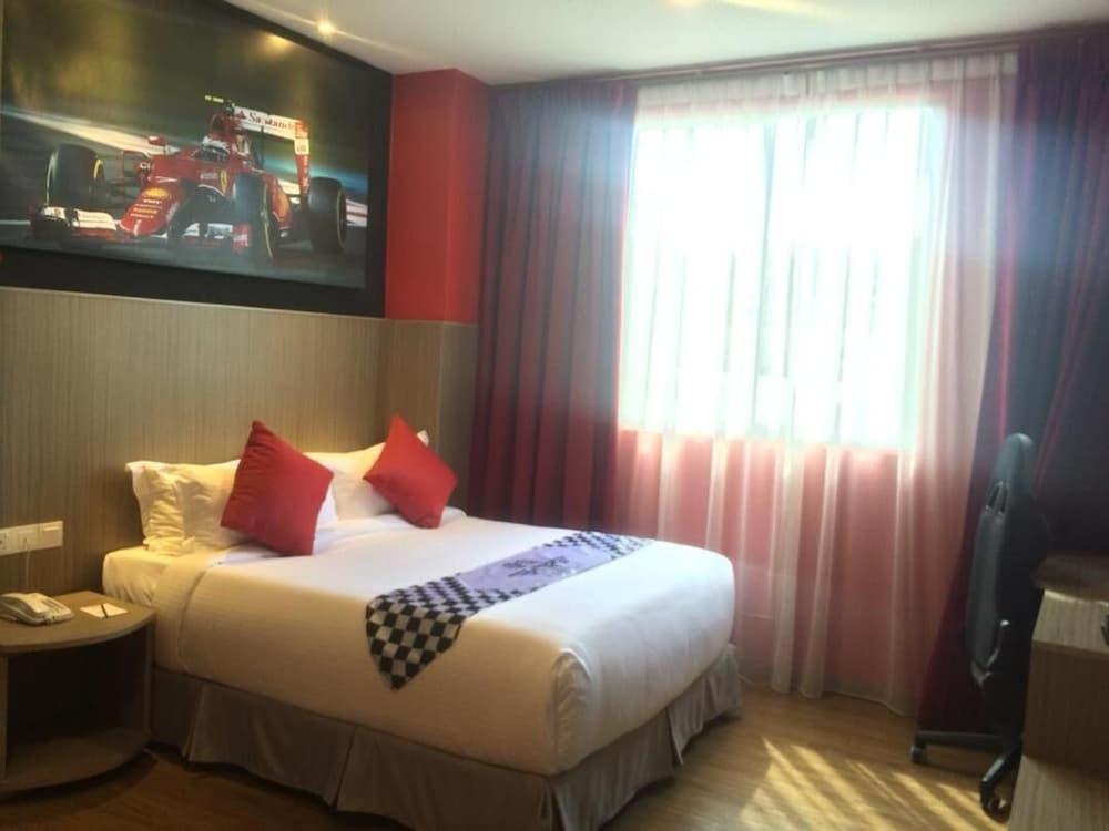 Hype Motorsport Hotel Nilai Exterior foto