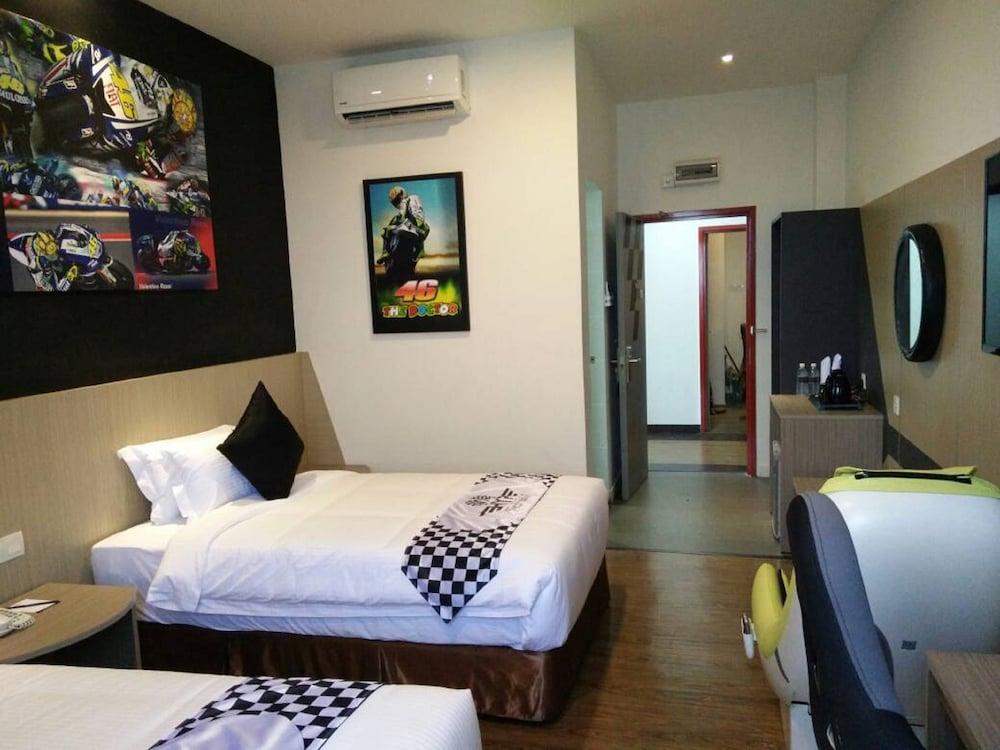 Hype Motorsport Hotel Nilai Exterior foto