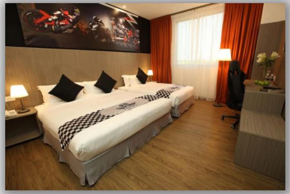 Hype Motorsport Hotel Nilai Exterior foto